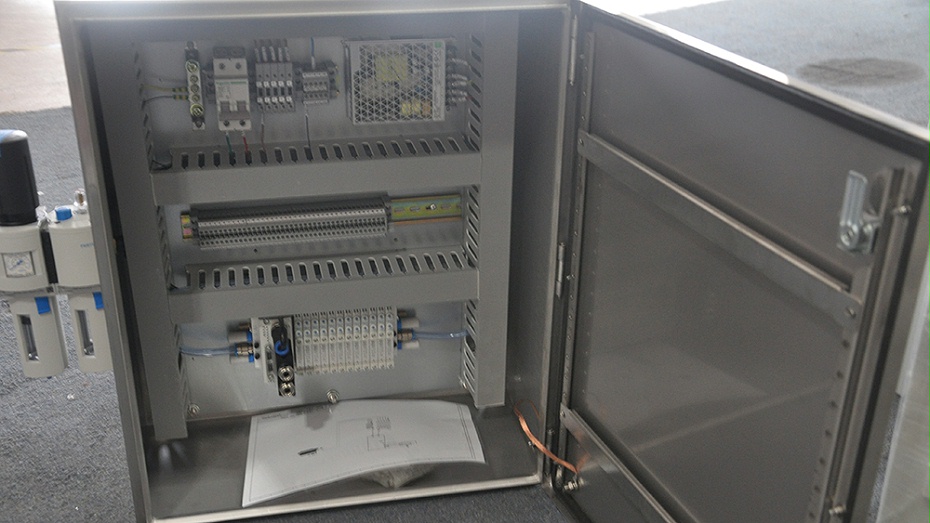 Pharmaceutical bus valve island box